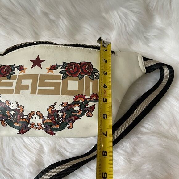 Reason beige Fanny belt with red and green roses adjustable belt front z… - Picture 7 of 9